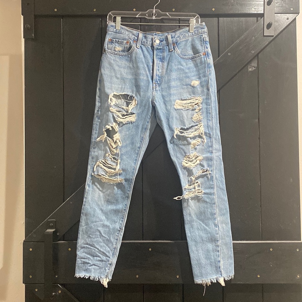 Distressed Levi 501’s size 28